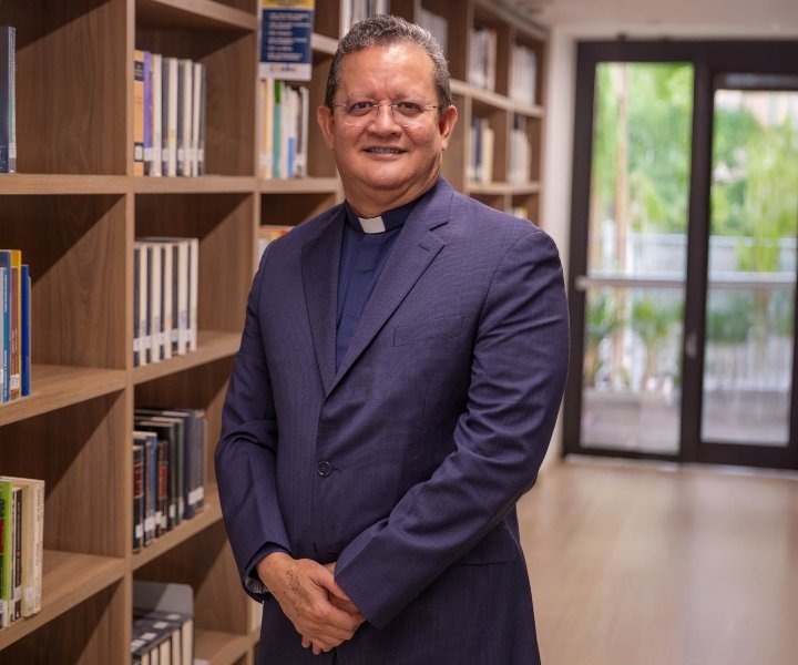Padre Harold Castilla Devoz